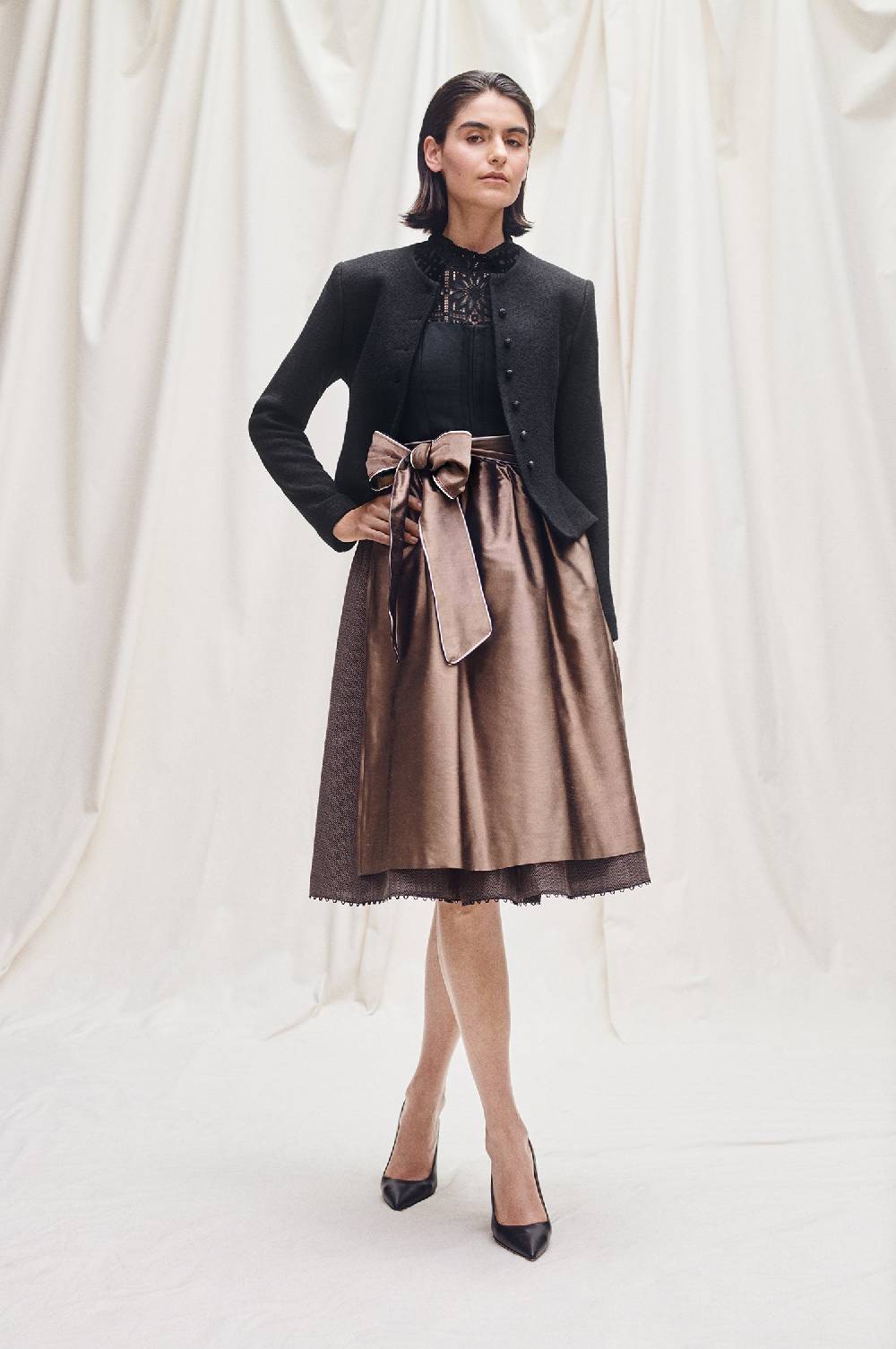 Kinga Mathe Dirndl BOSS in Gold Zeitbegrenzte Promotion