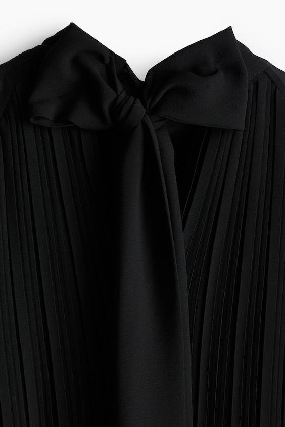 HM Plissiertes Kleid mit Bindekragen Zeitlich begrenztes Angebot