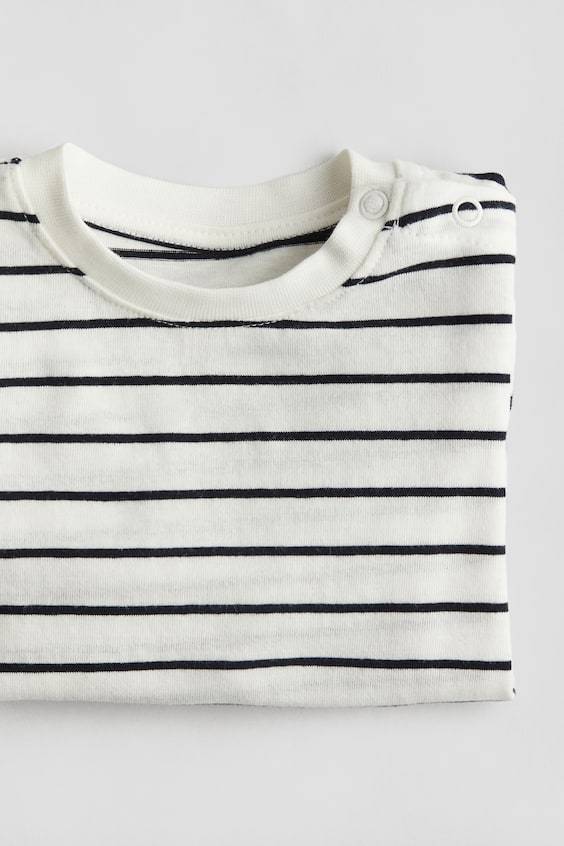 HM 2-teiliges Set mit Shirt und Latzhose Kauf eins, bekomm eins gratis