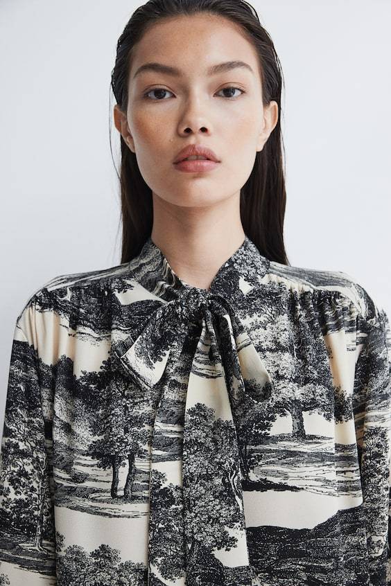 HM Kleid mit Bindekragen Cyber Monday