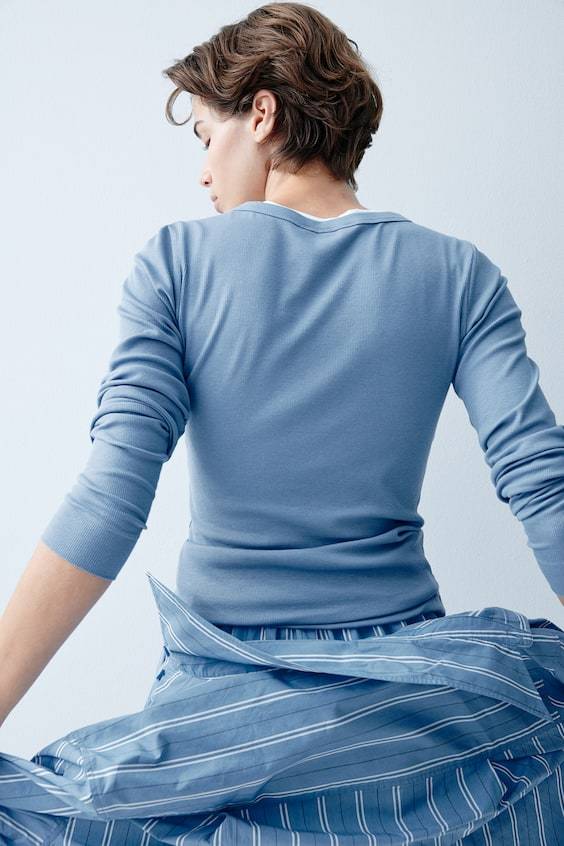 HM Geripptes Shirt aus Modalmix Räumungsverkauf