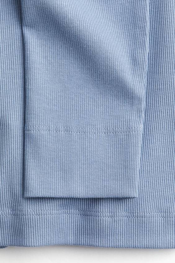 HM Geripptes Shirt aus Modalmix Räumungsverkauf