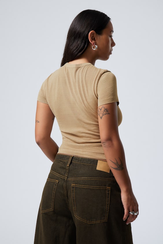 HM Körperbetontes T-Shirt mit Aufdruck Online Shopping