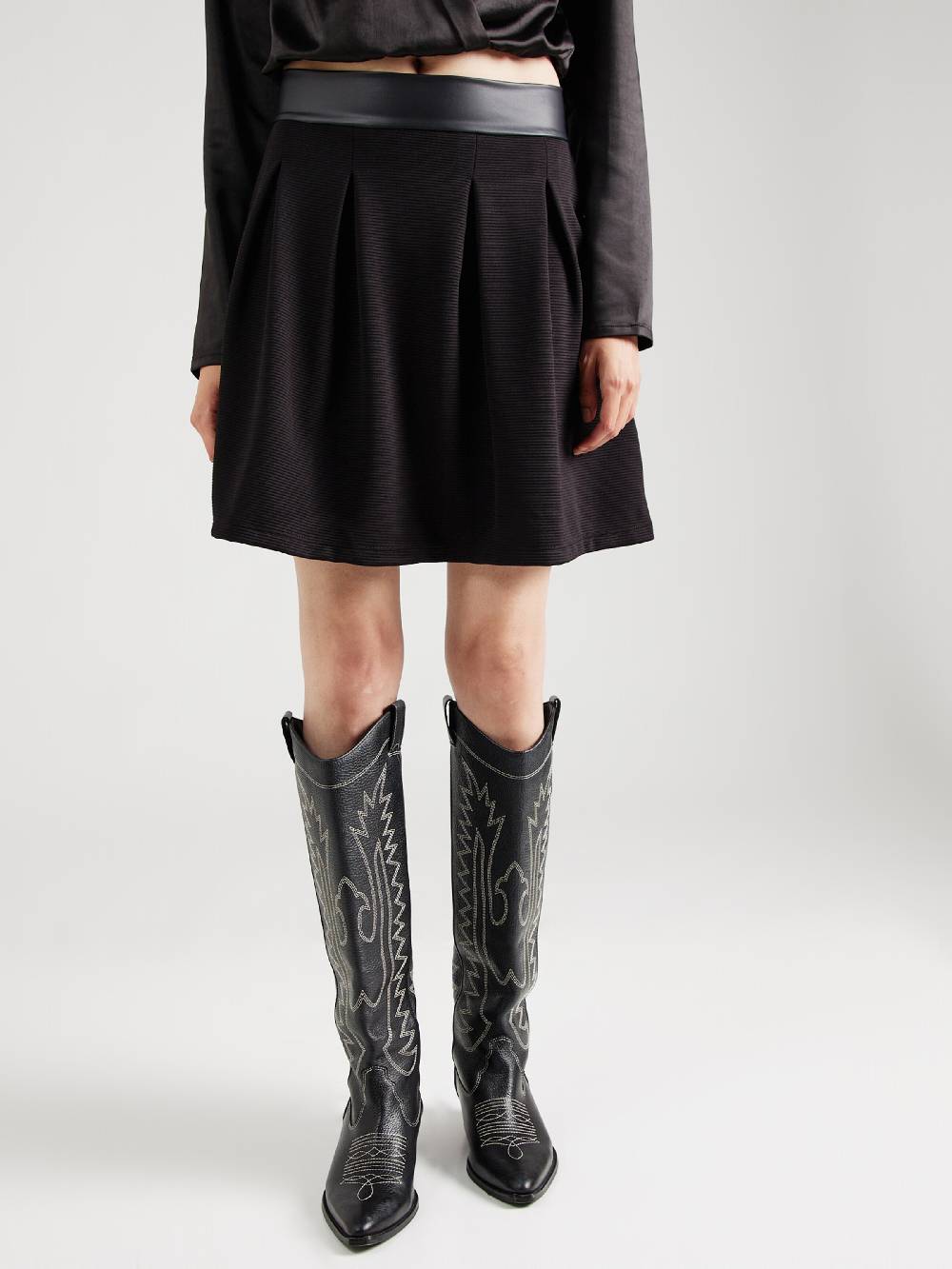ABOUT YOU Skirt 'Letizia' in Black 2025