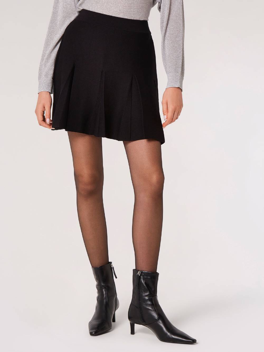 Apricot Skirt in Black Fabrikverkauf