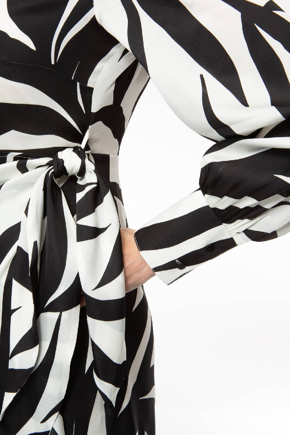 IVI GmbH PALM LEAF BLACK Kurzes Wickelkleid aus Seide 50% Rabatt mit kostenlosem Versand
