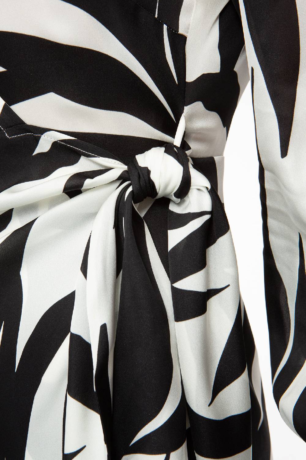 IVI GmbH PALM LEAF BLACK Kurzes Wickelkleid aus Seide 50% Rabatt mit kostenlosem Versand