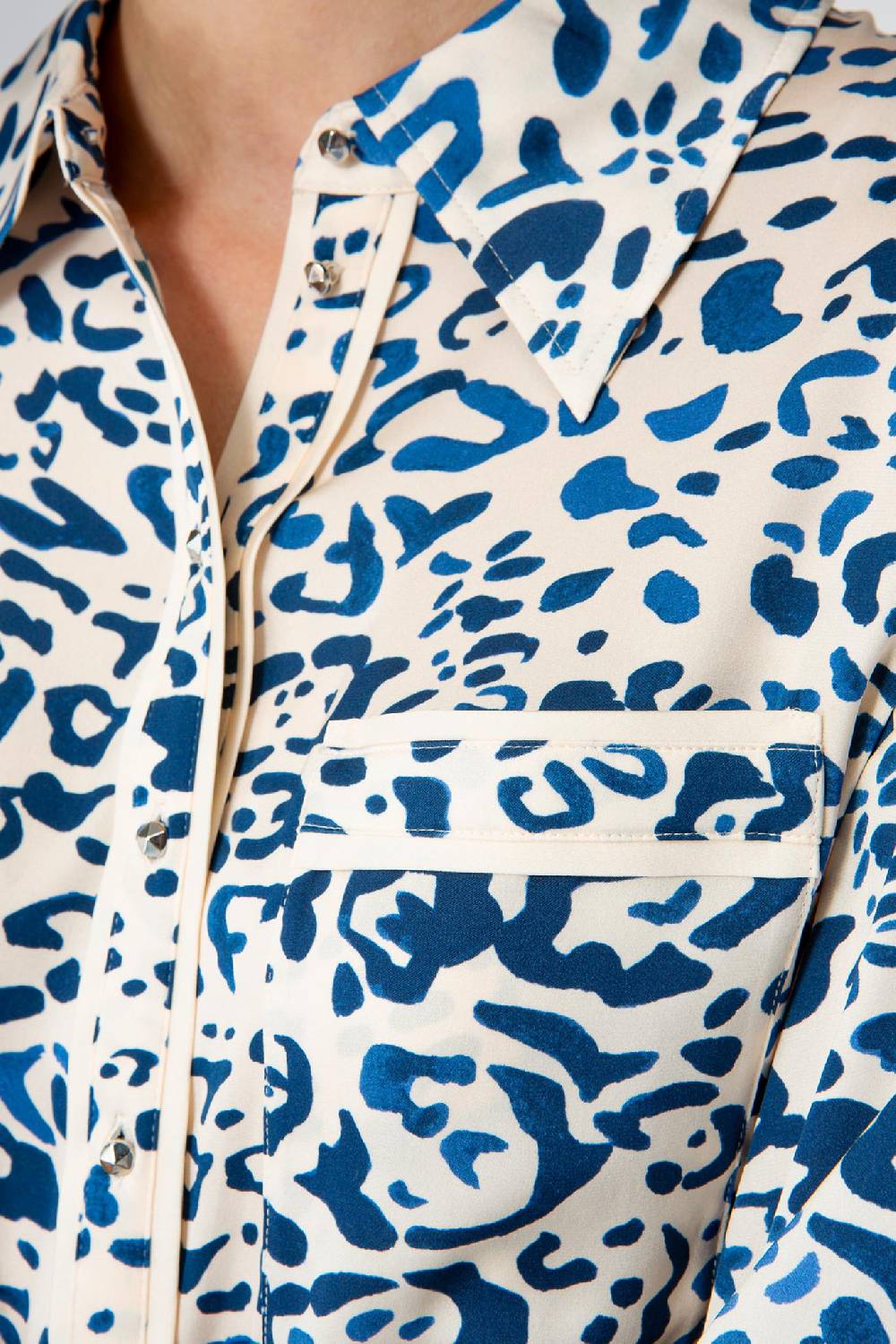 IVI GmbH BLUE LEO Hemdbluse aus Seide Flash Sale