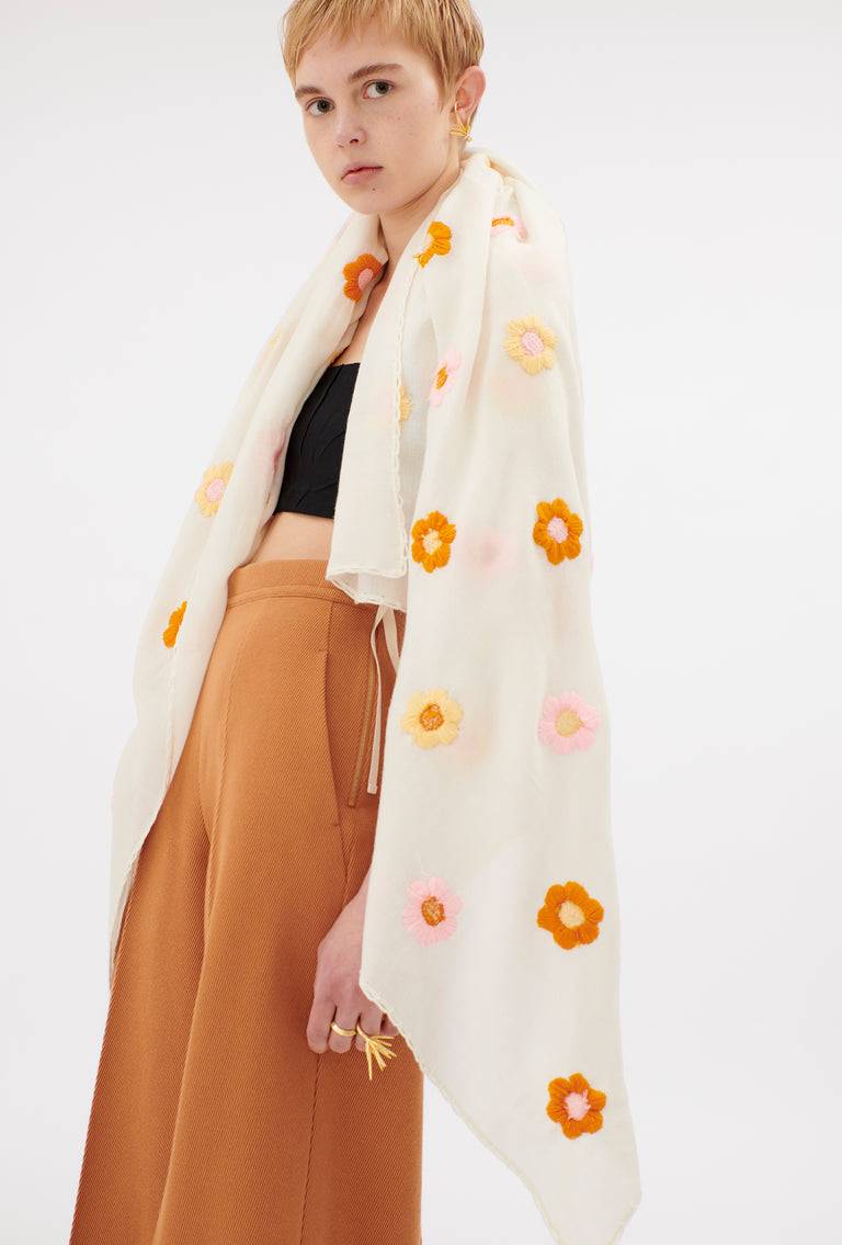 Odeeh Hand Embroidered Daisies Schal, Candy Online Shopping