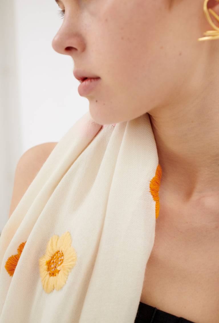 Odeeh Hand Embroidered Daisies Schal, Candy Online Shopping