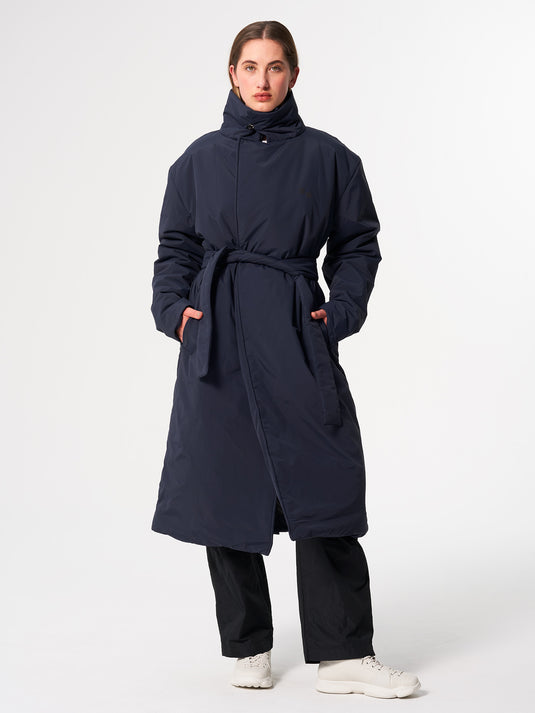 Pinqponq Padded Trench Coat - Fjord Navy (Unisex) 50% Rabatt mit kostenlosem Versand
