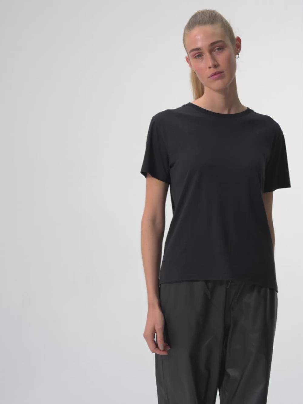 Pinqponq T-Shirt TENCEL™ - Wooden Black (Female) Tägliche Deals