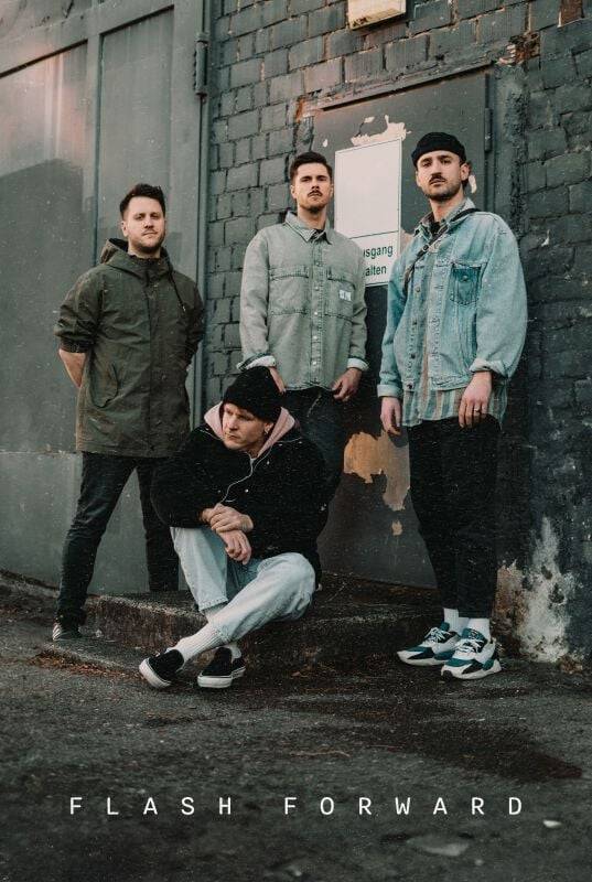 EMP "Renegade (inkl. signiertem Lyricsheet)" LP von Flash Forward im Angebot